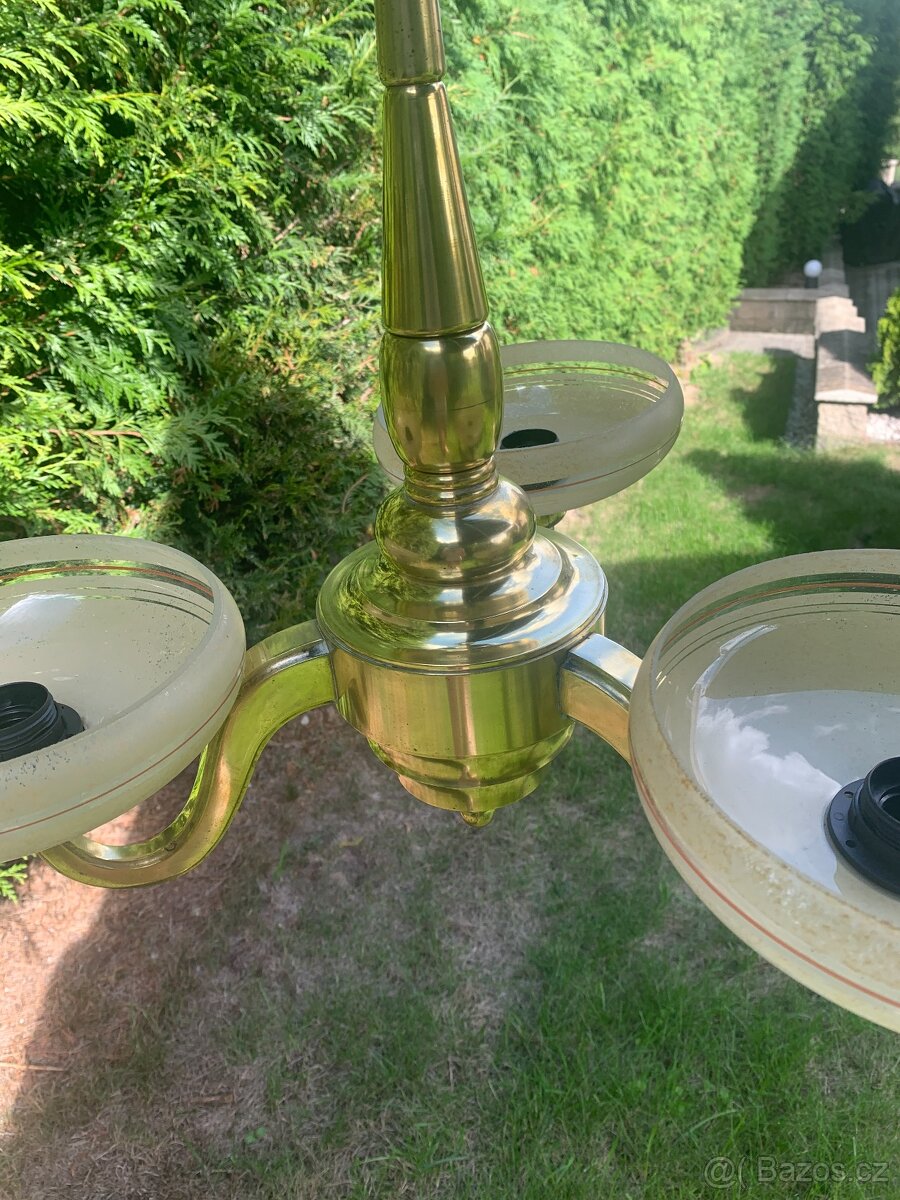 Mohutný mosazný lustr