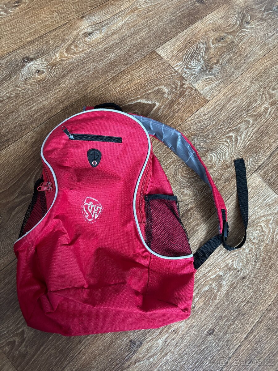 Obyčejný červený batoh