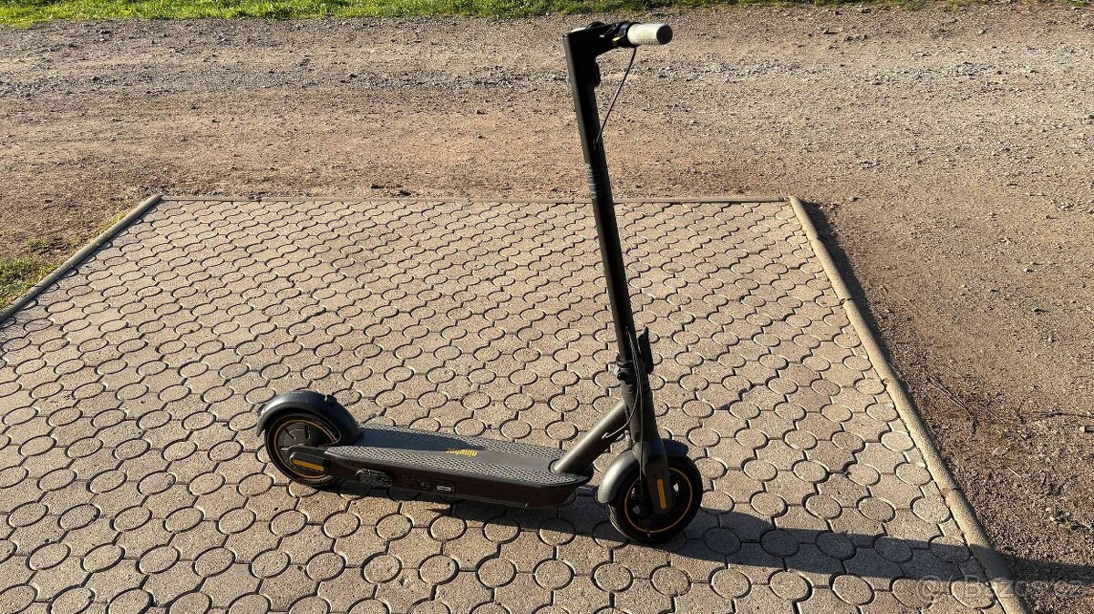Elektrokoloběžka Ninebot KickScooter Max G30