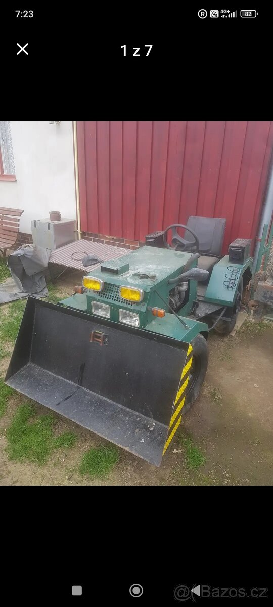 Traktor se sklopnou károu