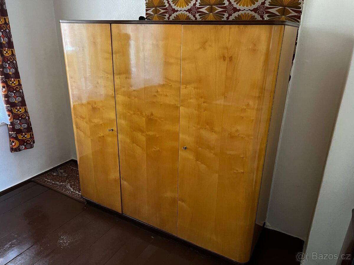 Stará mahagonová ložnice (skříňě,noč. stolky, postele,...)