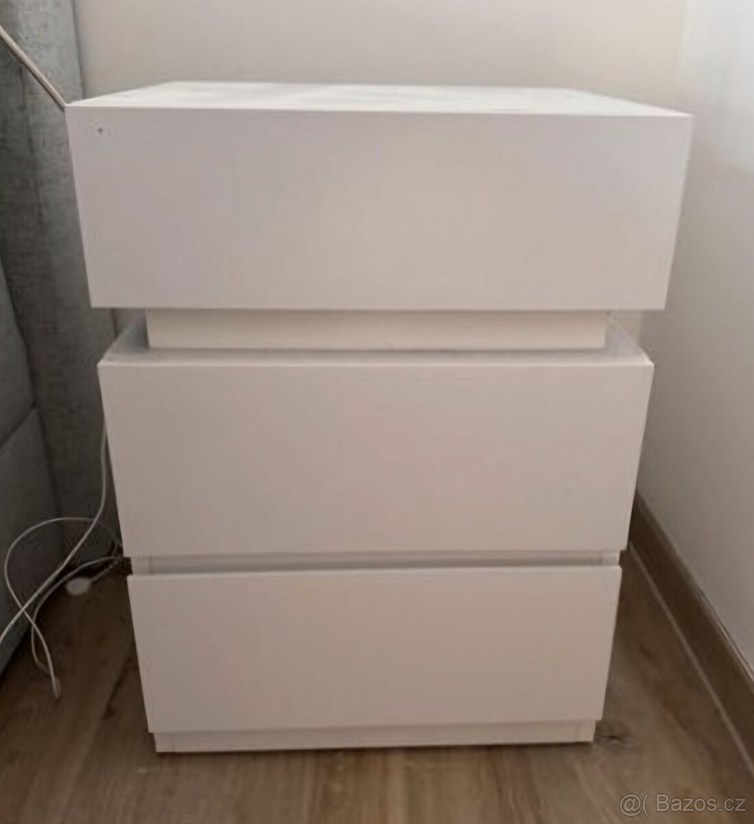 NOVÝ NOČNÍ STOLEK S LED OSVĚTLENÍM