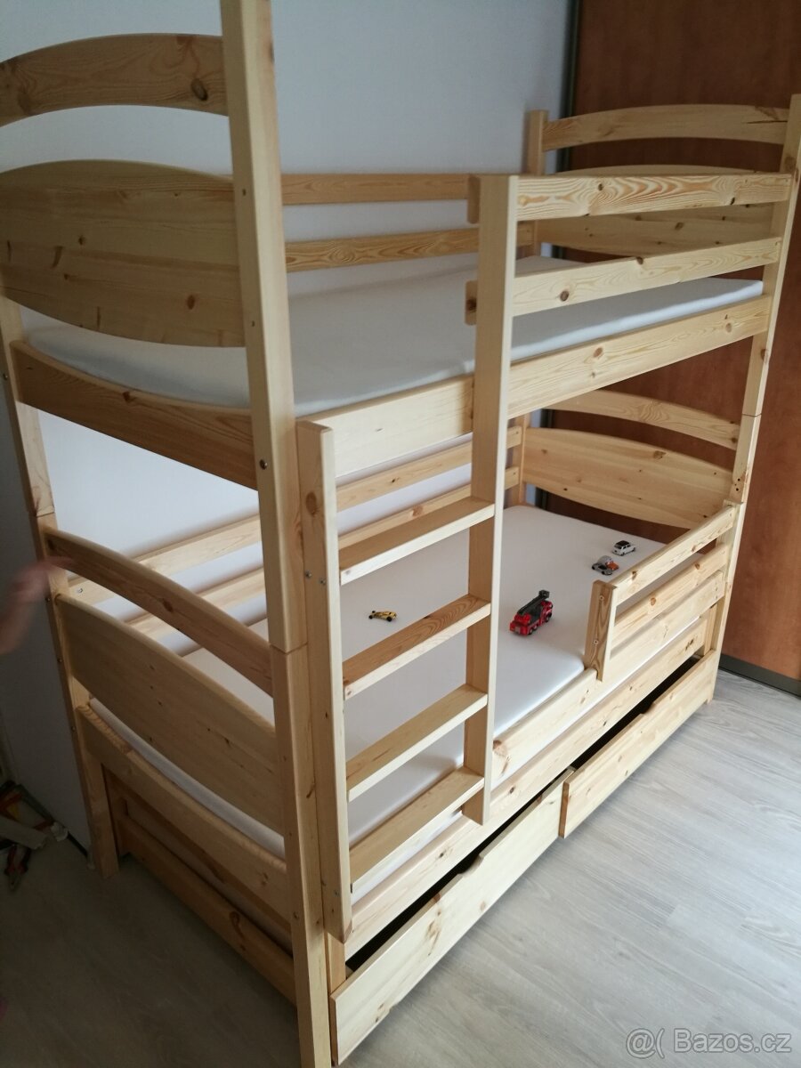 Patrová postel s přistýlkou / dvě postele - masiv