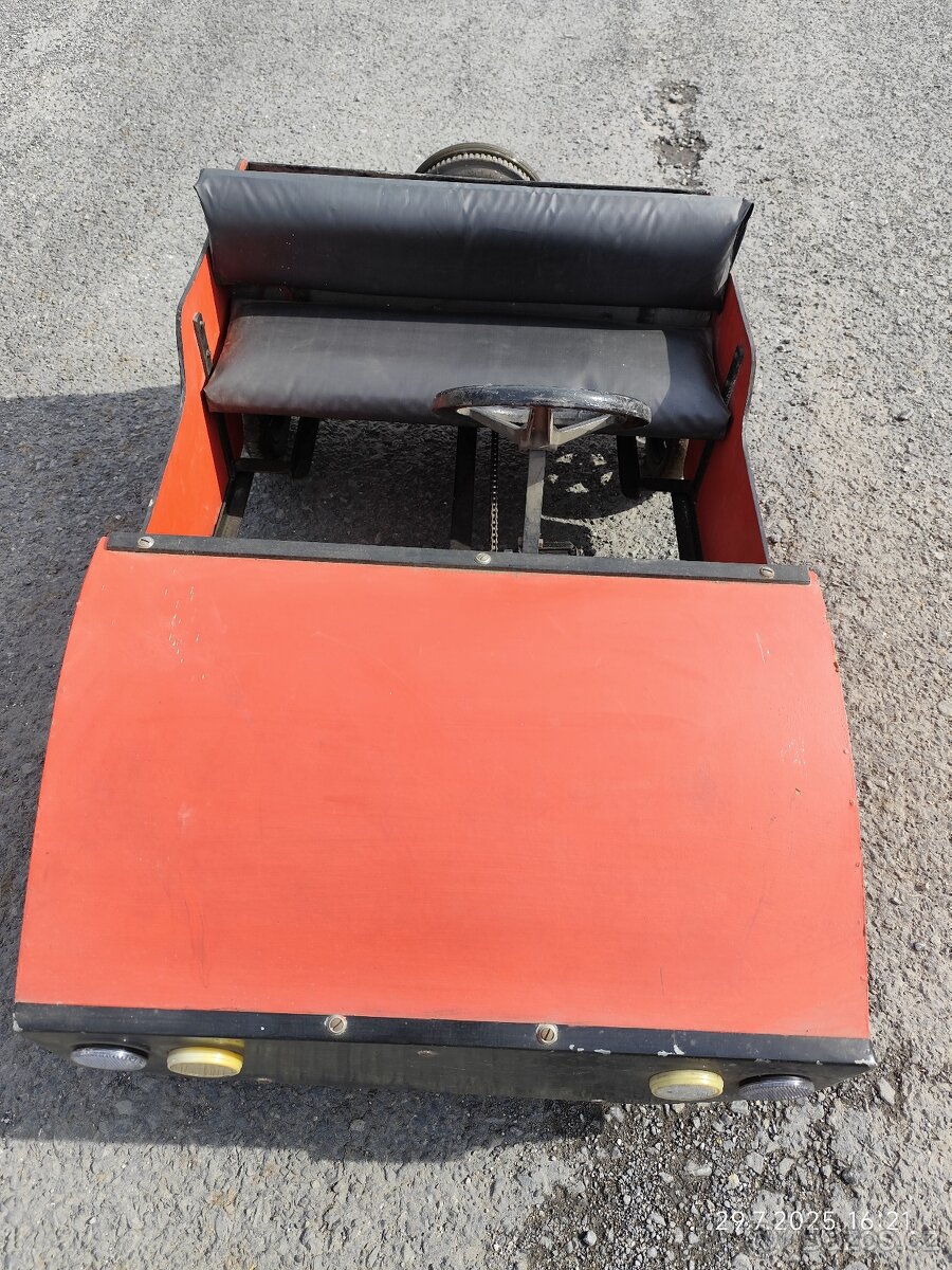 Vyráběné šlapací auto