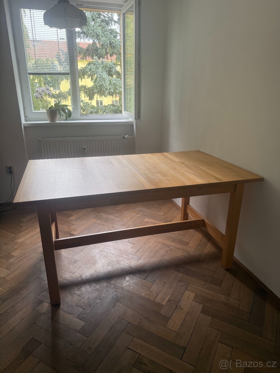 Rozkládací jídelní stůl Ikea z masivu
