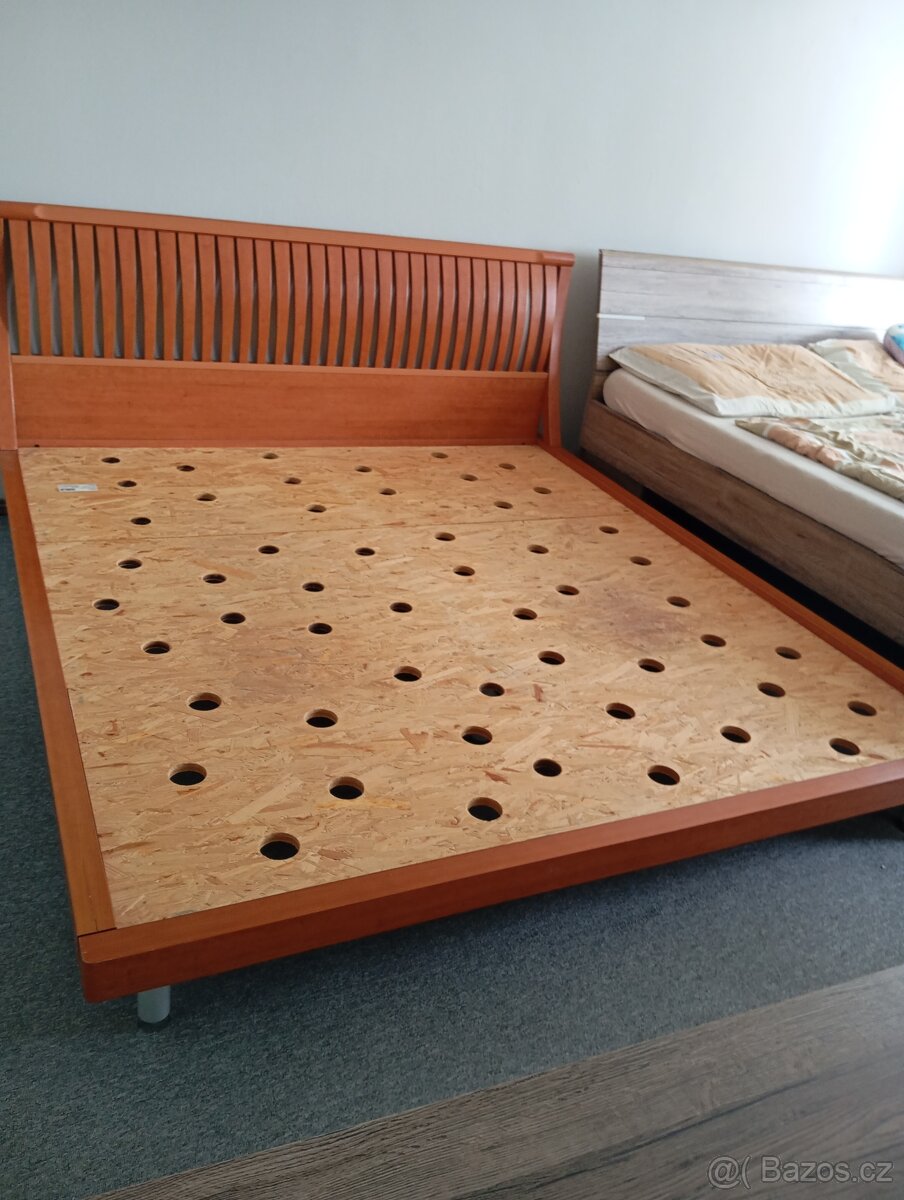 Masivní manželská postel