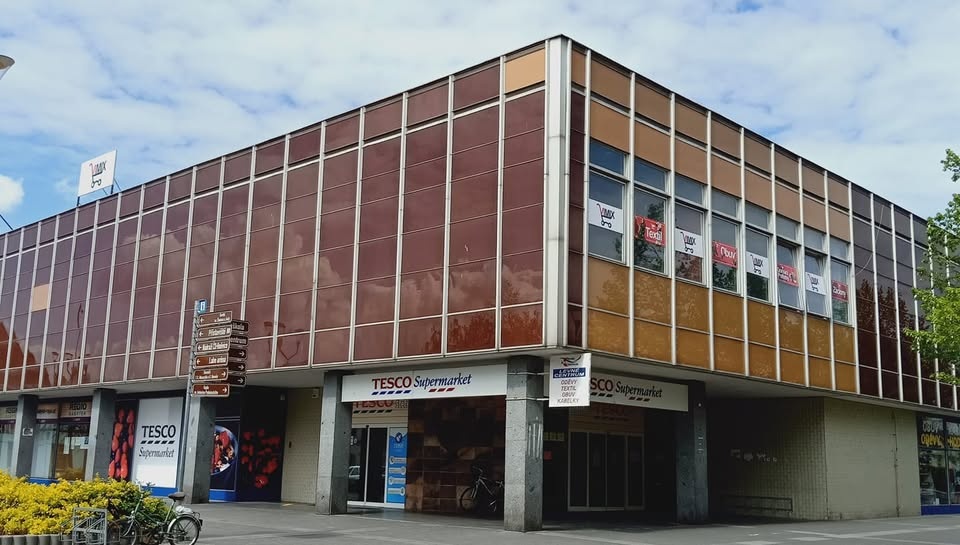 Obchodní dům ve Štětí nabízí do pronájmu prodejní prostory v