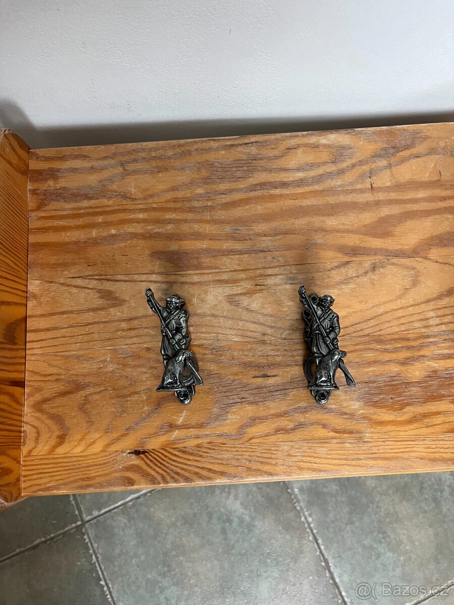 NÁSTĚNÝ DRŽÁK PRO MAKETIU MUŠKETY - KOV