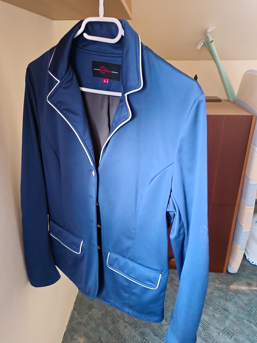 Závodní rajtky, trička a saka