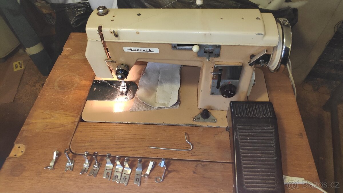 Šicí stroj na rovné šití a entl