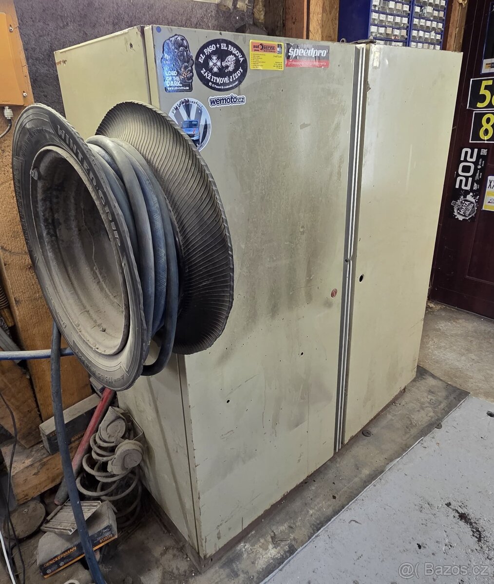 Kovová / plechová skříň