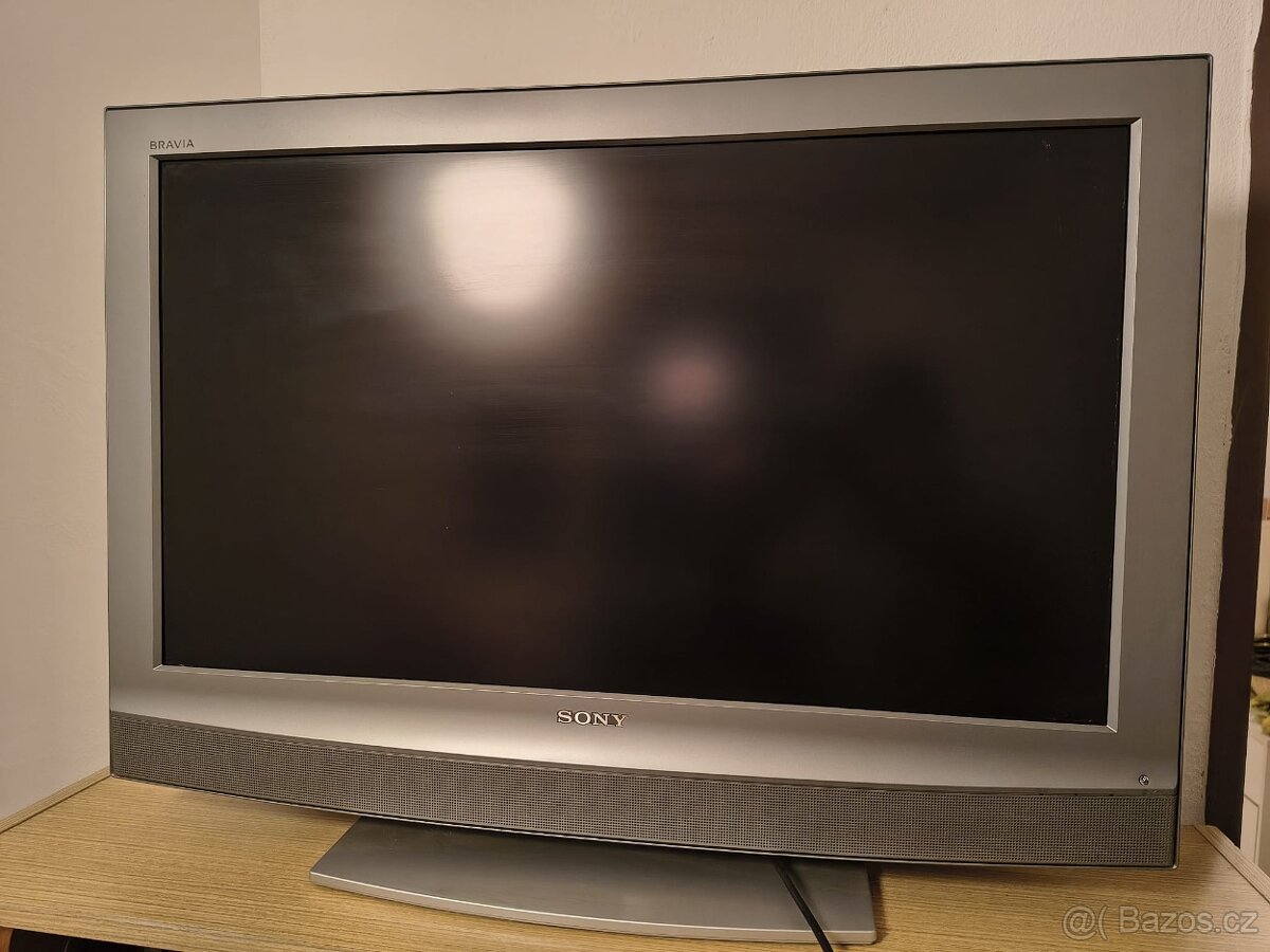 3x starší LCD televize a DVB-T2 Tuner