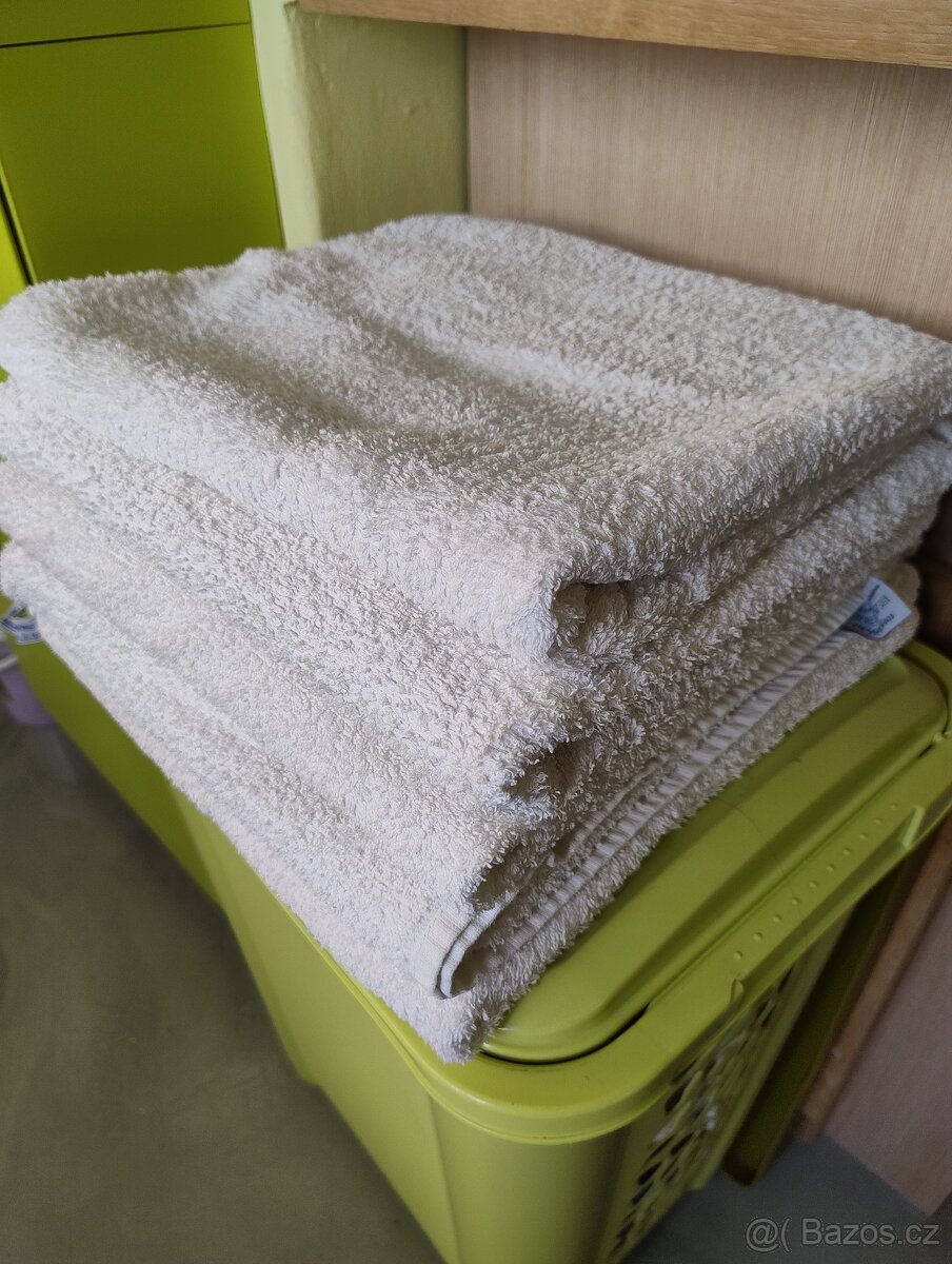 kúpelňová podložka, flísová deka, vankúše, osušky