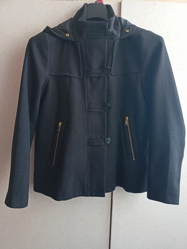 Černý kabátek značky Zara Basic se zlatými detaily a kapucí