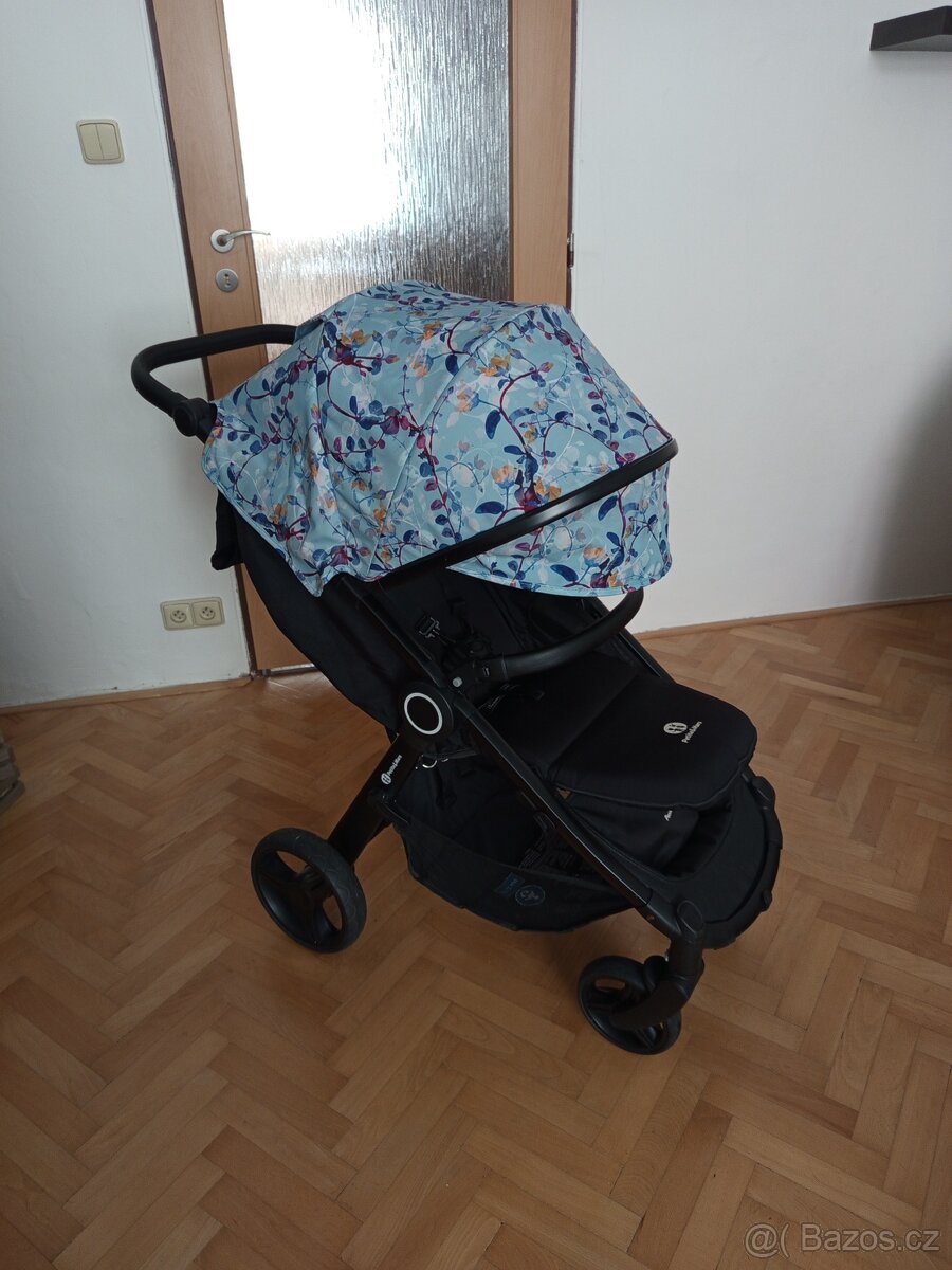 Skládací kočářek Petite&Mars
