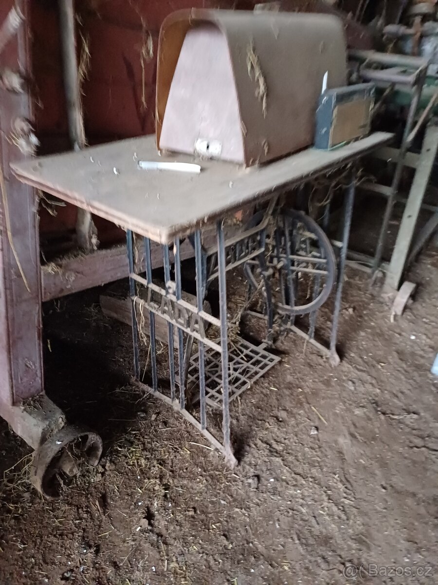 Šicí stroj LADA