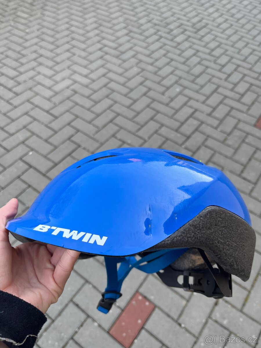 Dětská helma na kolo Decathlon 53-56 cm