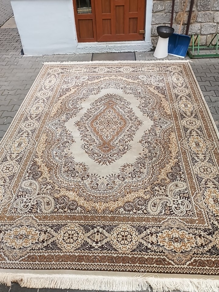 Perský koberec a třásněmi