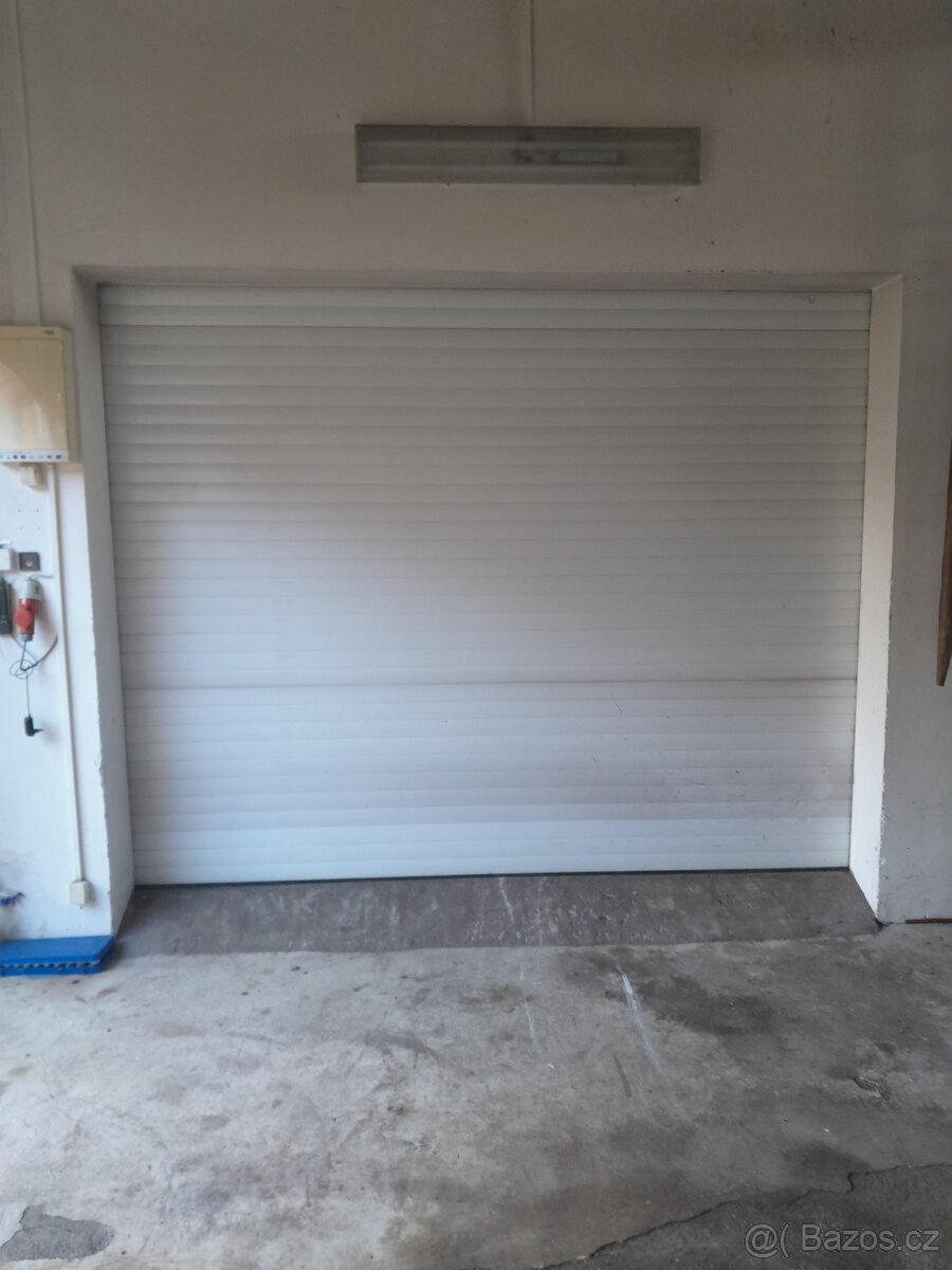 Rolovací garážová vtata elektrické