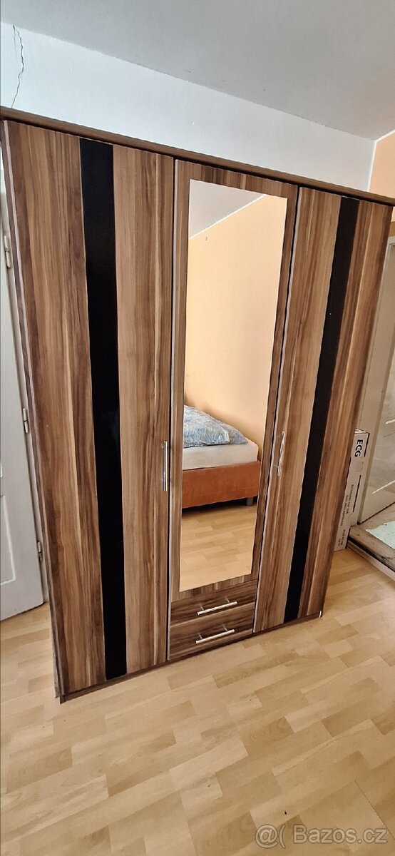 Skříň