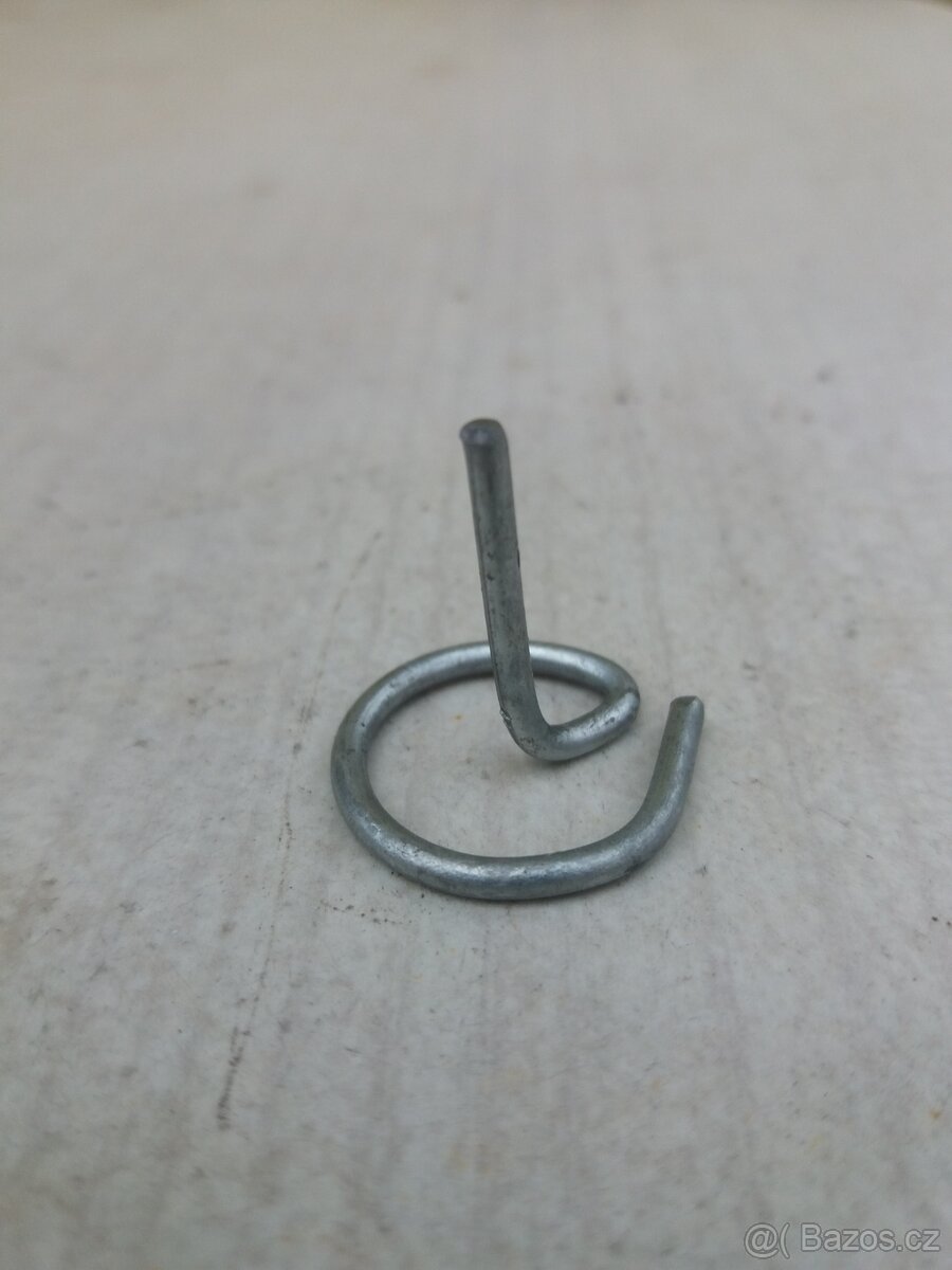 Háčky na uchycení eternitové tašky.