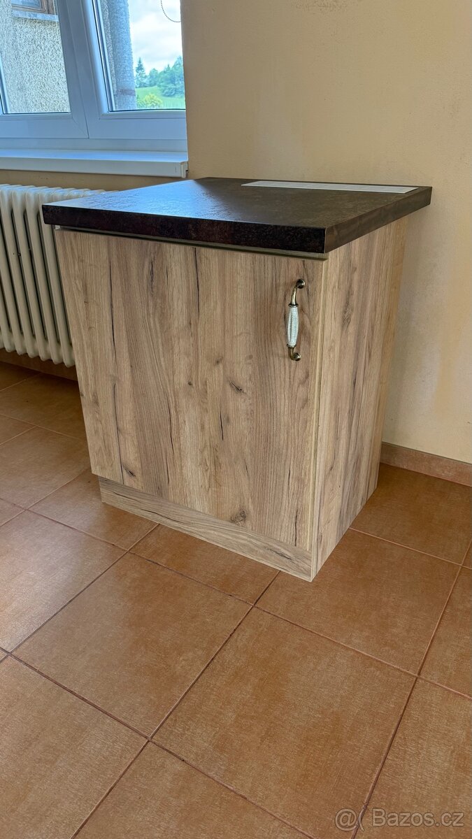 Dřevěná skříňka