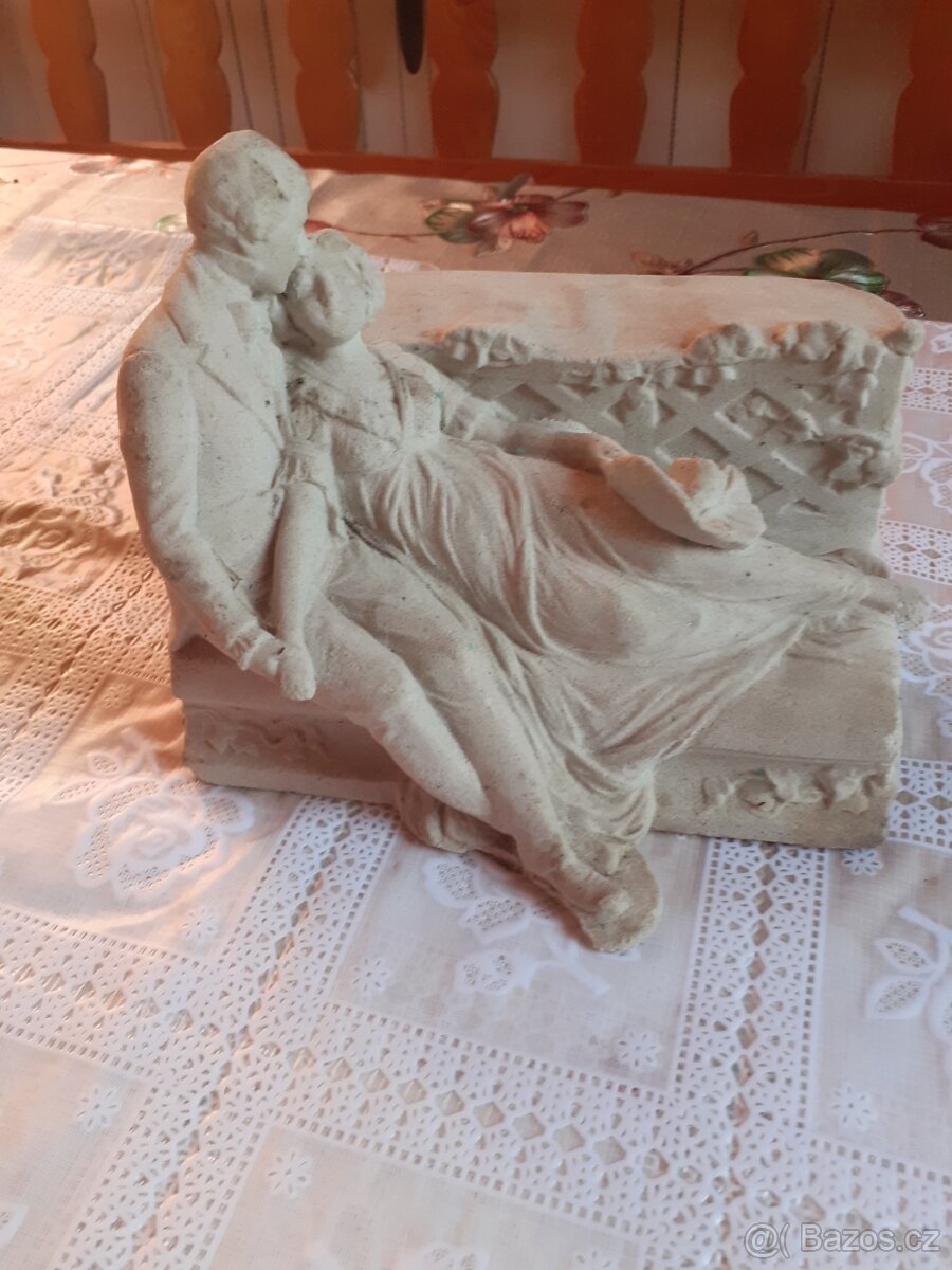 Soška  milenci  na lavičce, opice  sedici