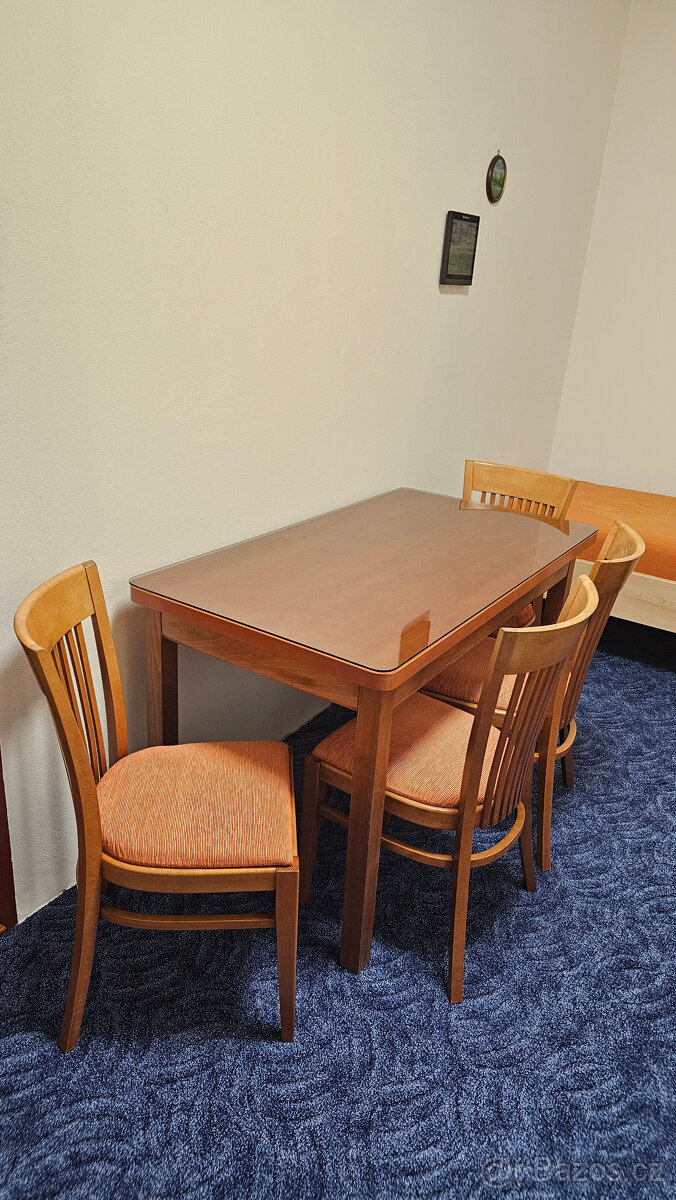Jídelní set stůl+4 židle masív