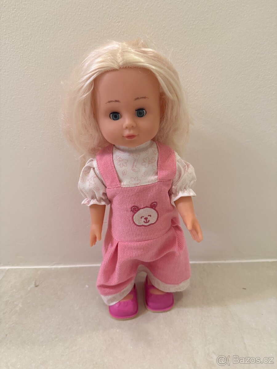 Panenka zpívající české písničky