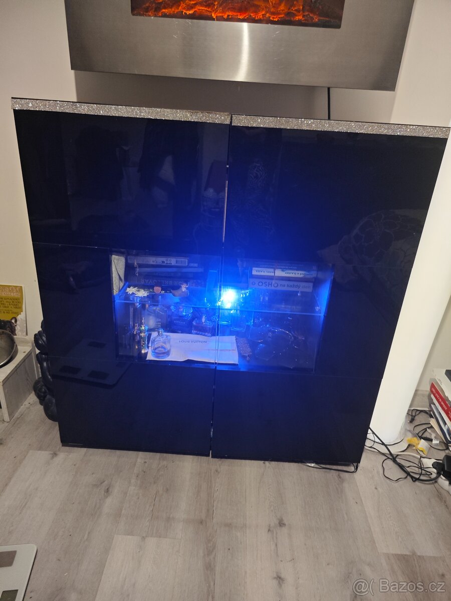 Moderní podsvícená komoda