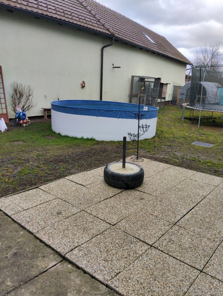 Bazén ,trampolína ,venkovní krb