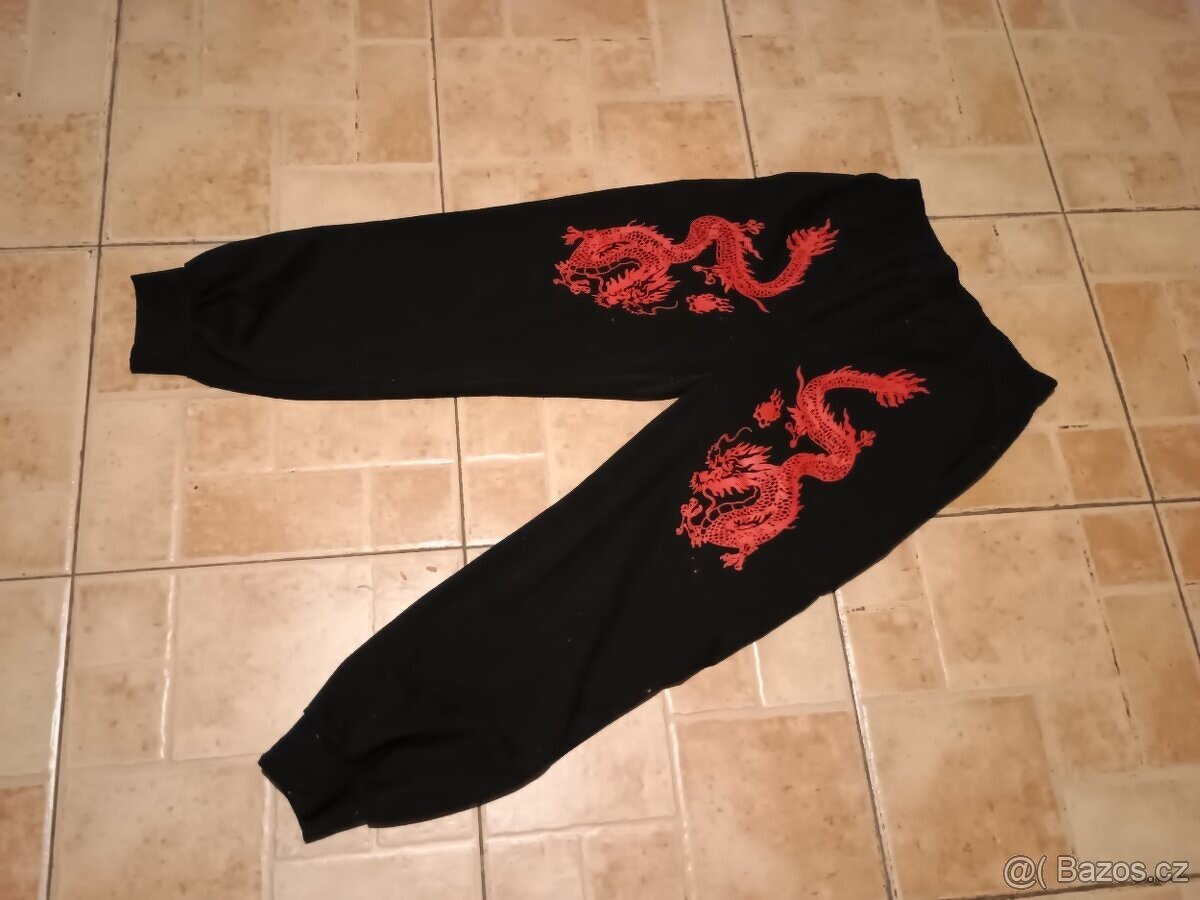 Tepláky s motivem draka
