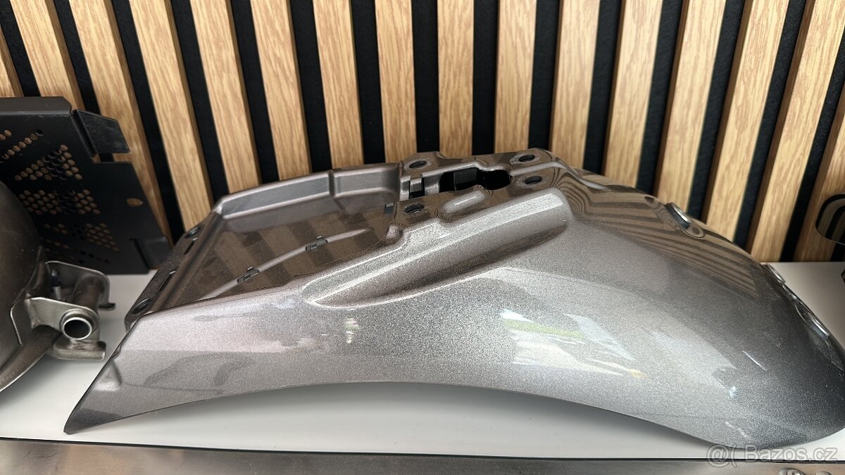 Originální blatnik +světlo thruxton 1200R