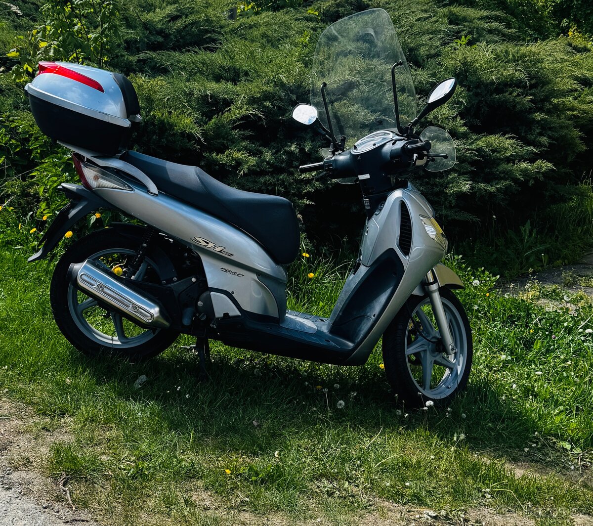 Skútr Honda SH150 včetně kufru a helmy