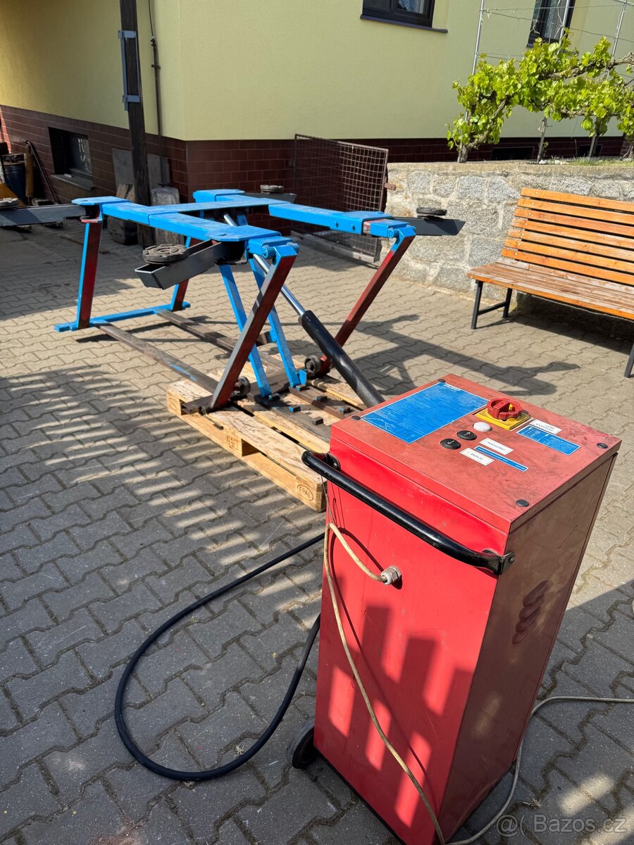 Hydraulický zvedák na auto