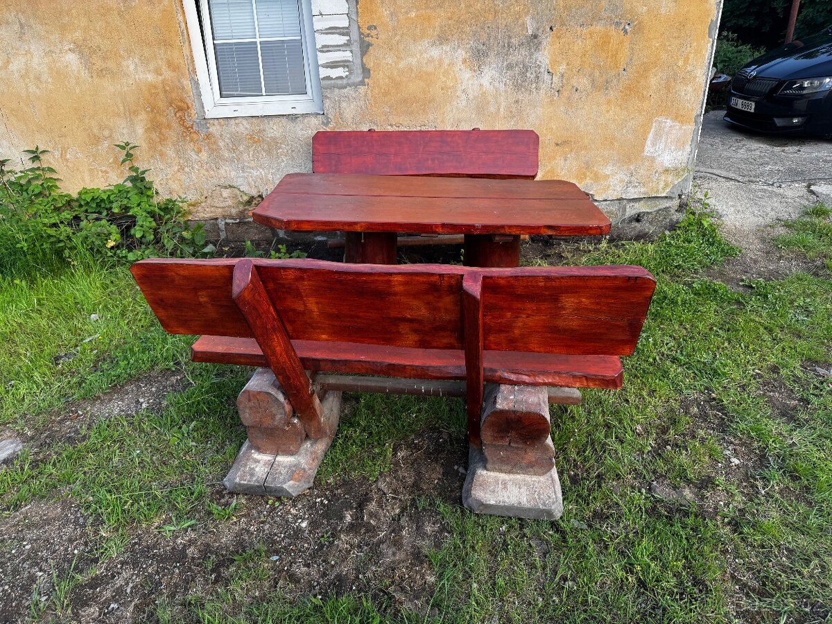 Masivní zahradní nábytek