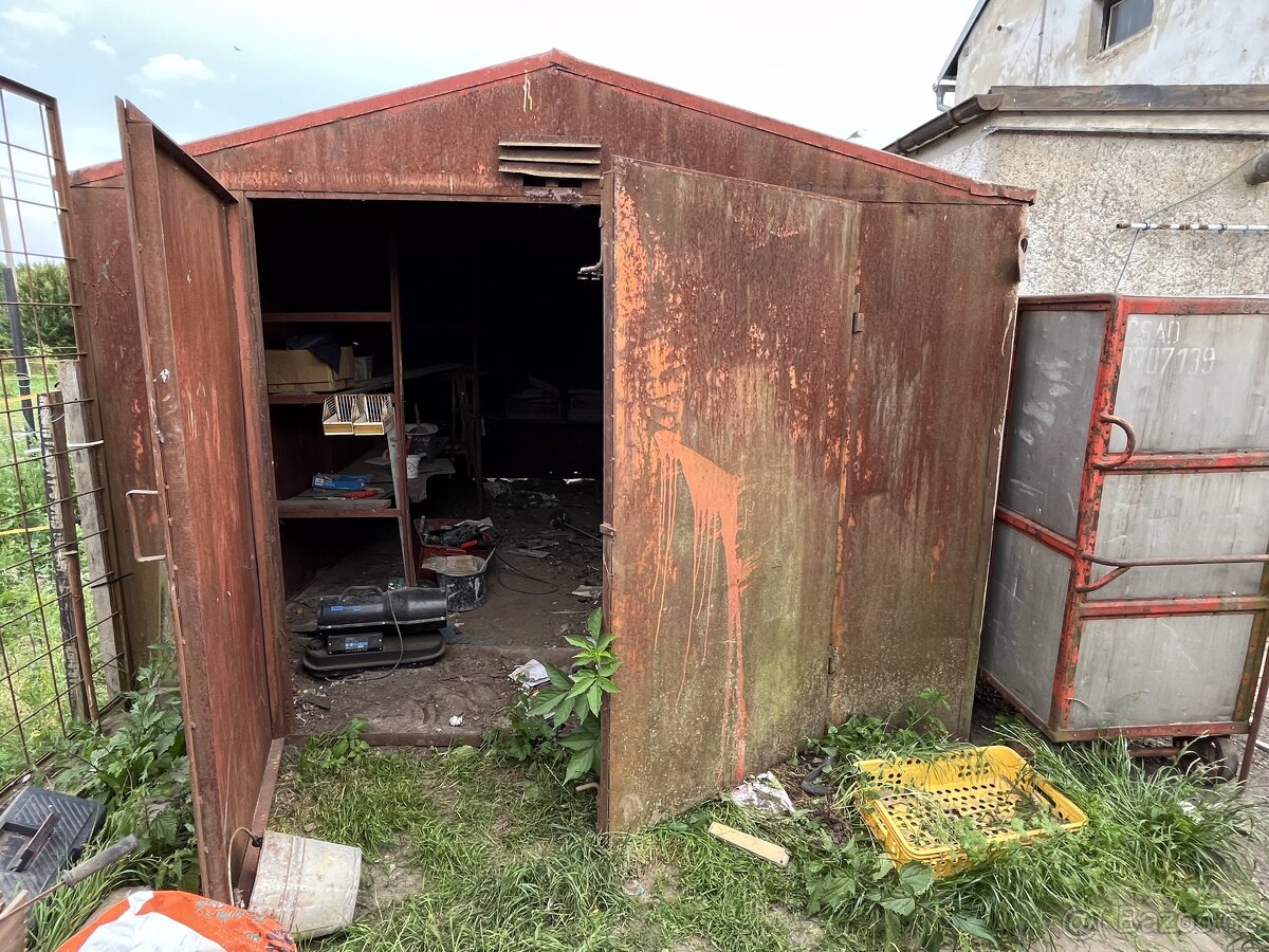 Plechová garáž nebo stavební bouda
