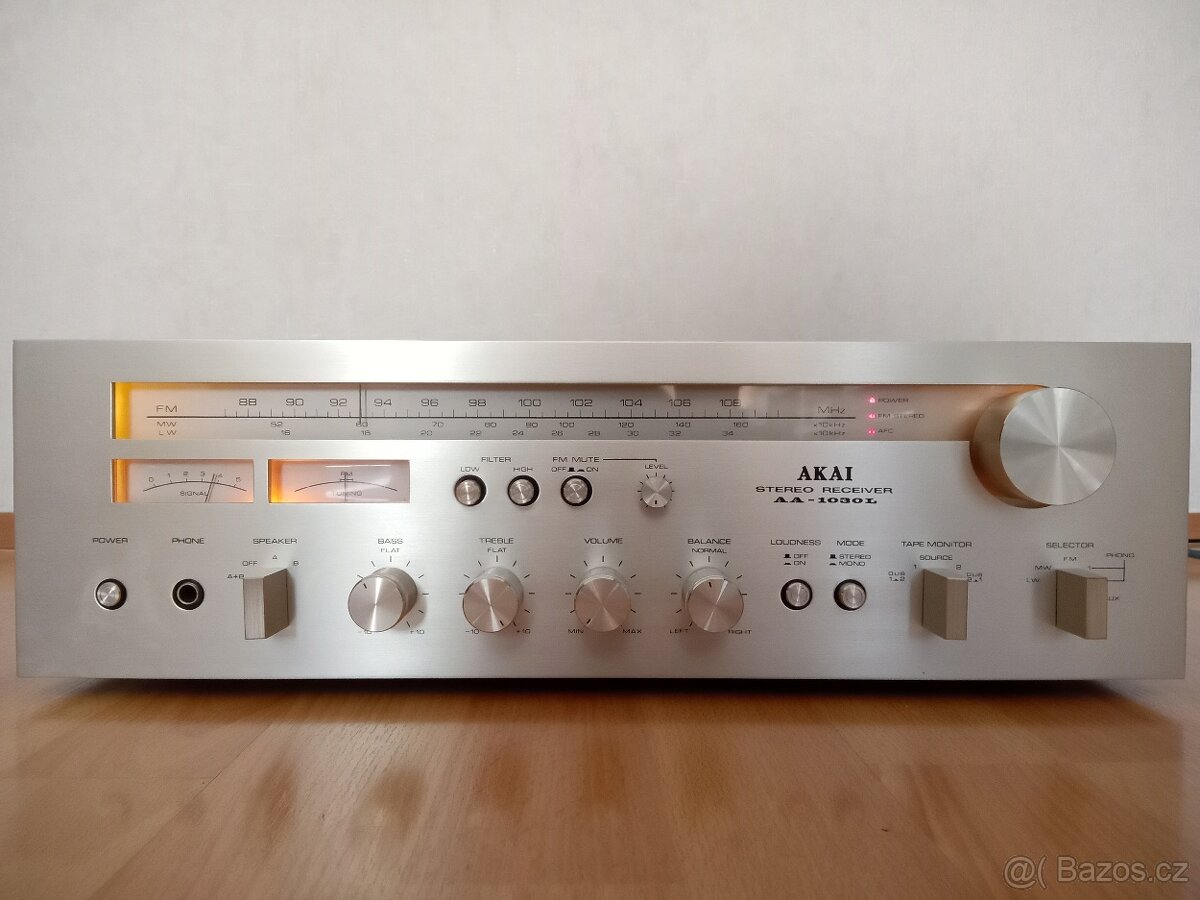 AKAI AA-1030