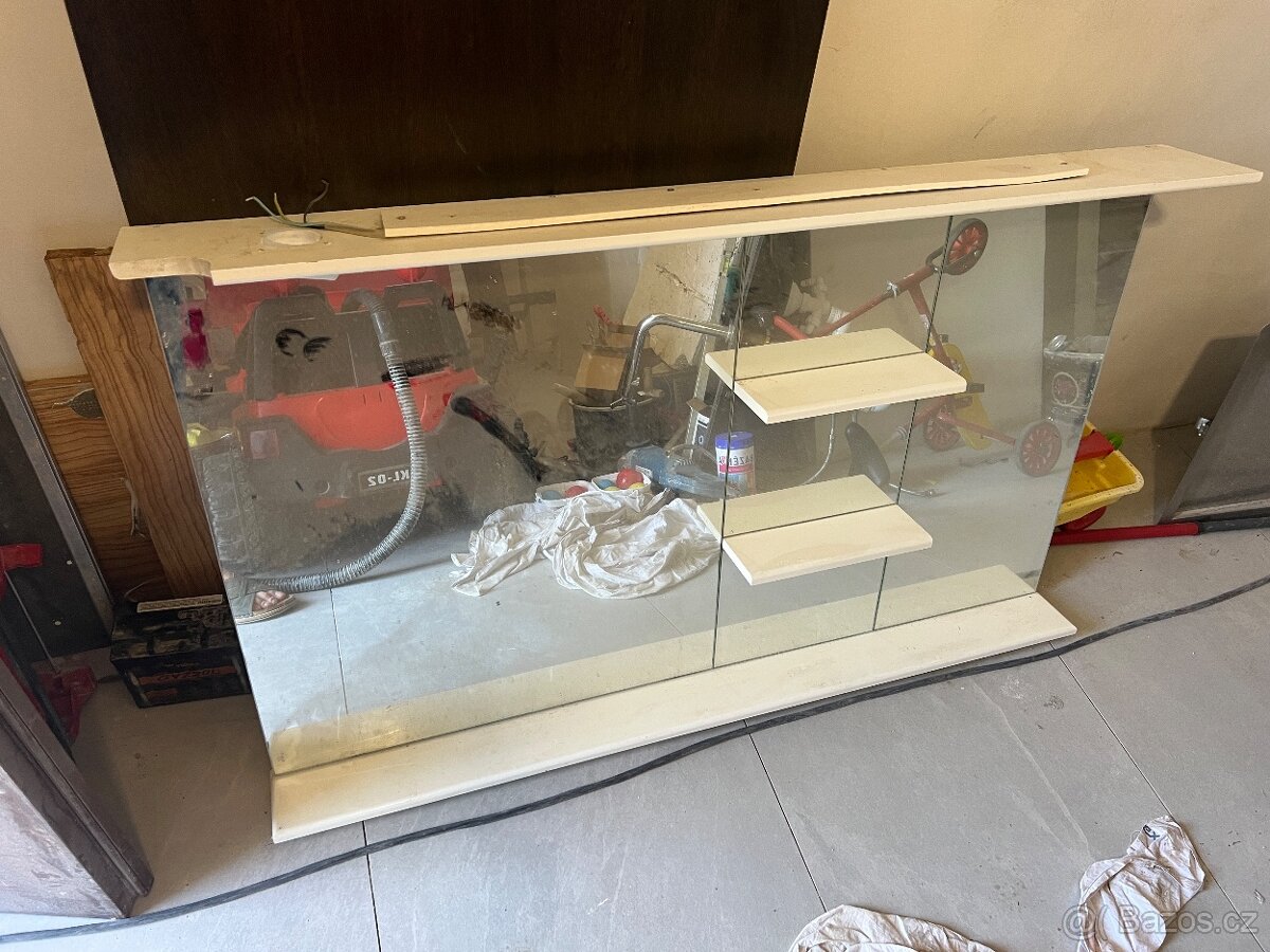 Zrcadlo s LED osvětlením a policeni