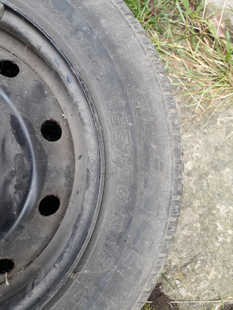 Prodám pneumatiky o rozměru 155/70 R13 i s diskem