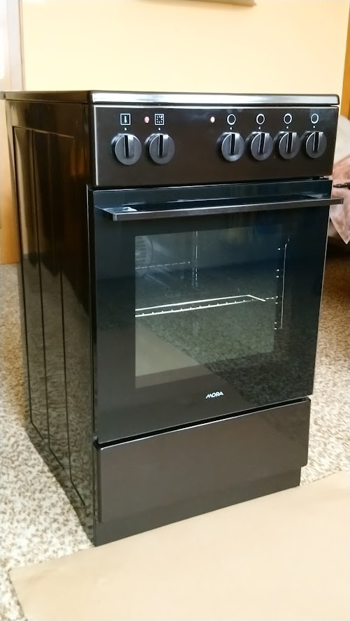 Volně stojící elektrický sporák MORA - hnědé provedení