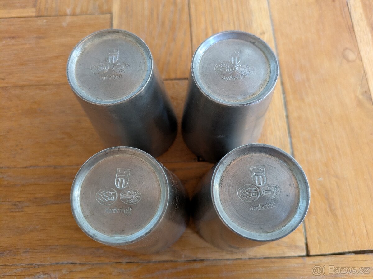 Sada 4 cínových kalíšků „Handarbeit“ s erbem – vintage, malé