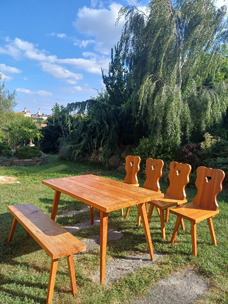 Jídelní stůl, 4 židle, lavice, masiv