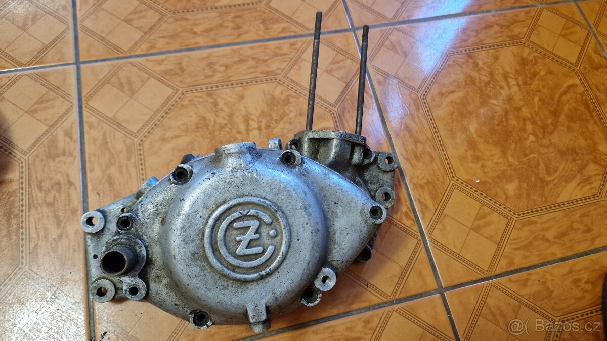 Víko a karter motoru na ČŽ 98