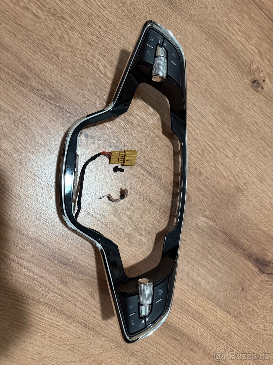 Multifunkční tlačítka na volant Škoda