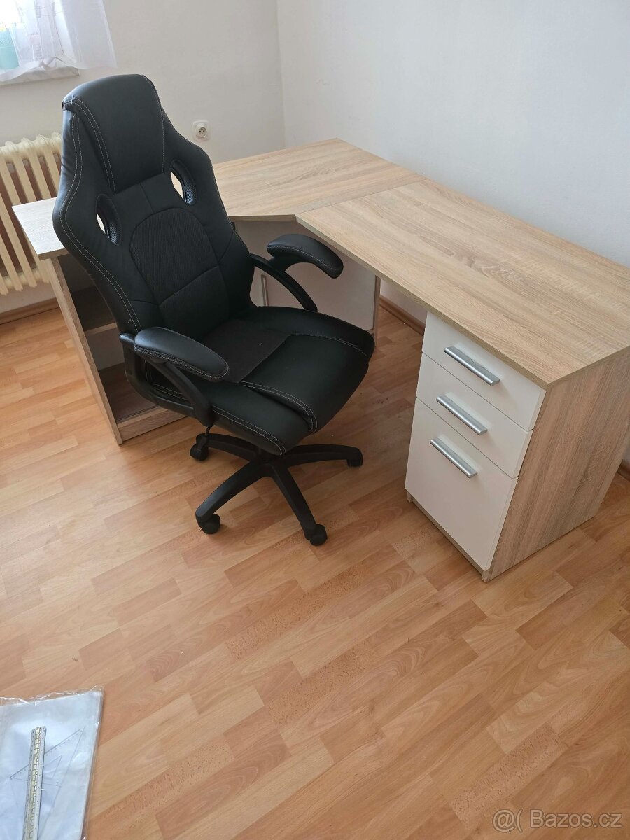 počítačový stůl rohový
