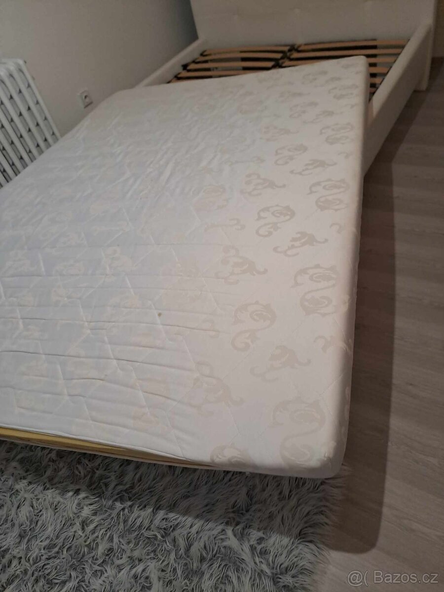 Bílá koženková postel