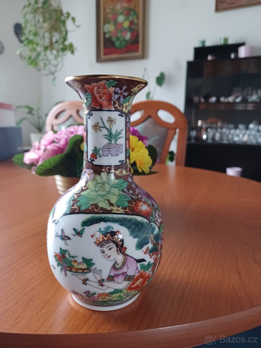 Váza s čínskými motivy