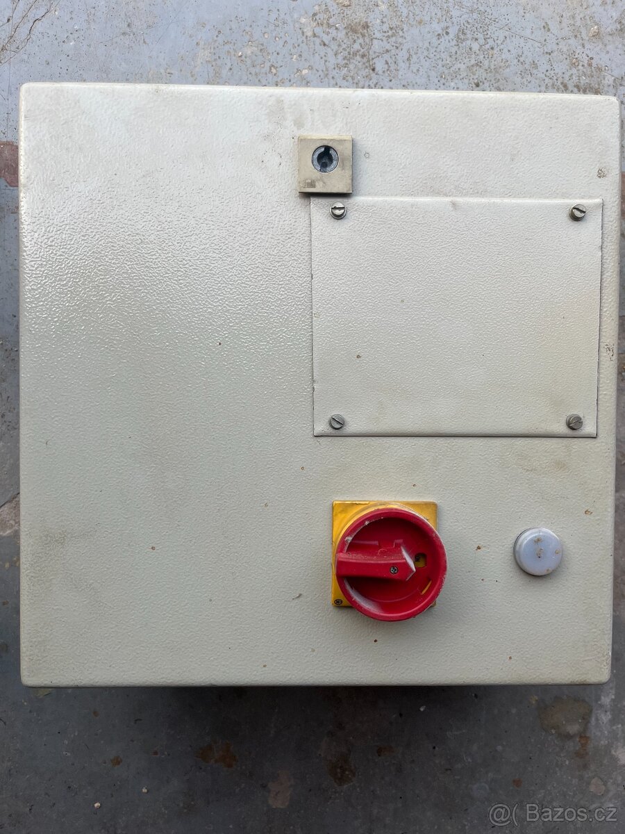Elektrický rozvaděč s elektroměrem