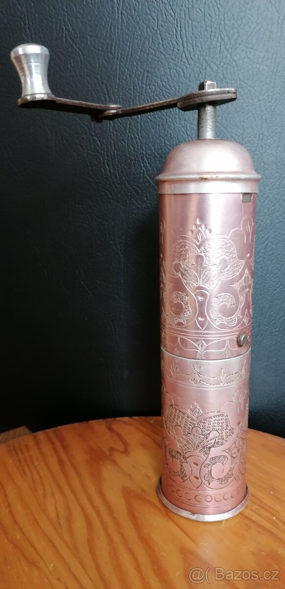Kávomlýnek - starý, narůžovělý kov, gravírovaný